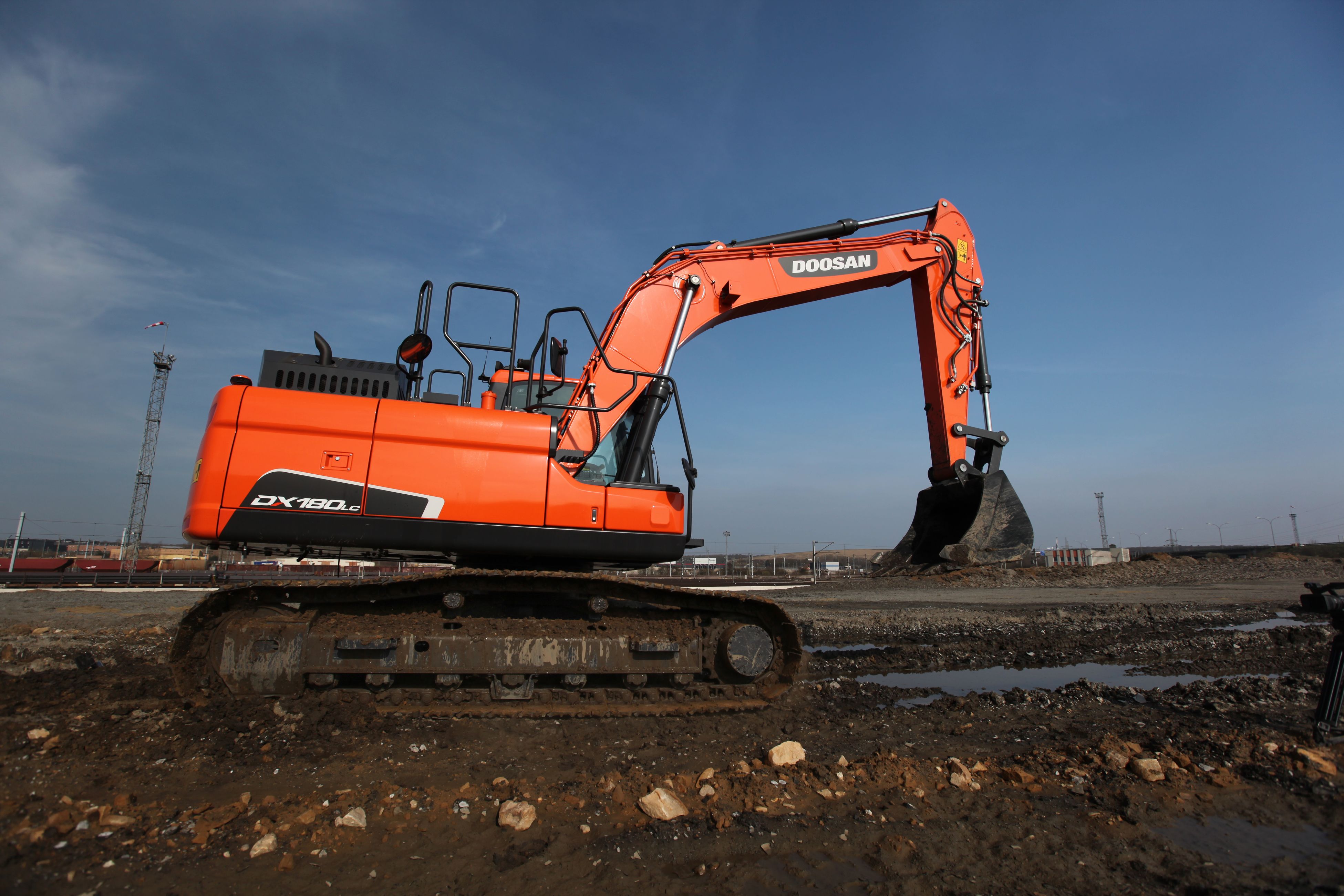 Экскаватор дусан. Doosan dx180lc. Doosan 180 гусеничный. Doosan dx450. Doosan dx220lca.